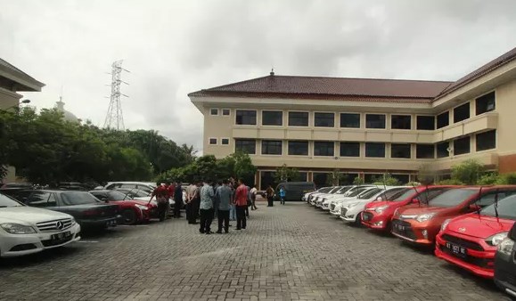 Gajinya Rp 2 Jutaan Per bulan Tapi Mobilnya Segudang Apa 