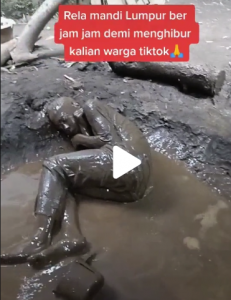 Fenomena Unik Mandi Lumpur